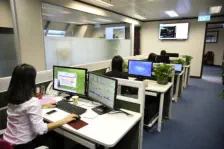 Büro Arbeitsplätze mit Computern und Mitarbeitern