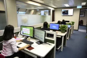 Büro Arbeitsplätze mit Computern und Mitarbeitern