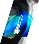 Digitales Thermometer, auf denen ein Finger tippt