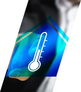 Digitales Thermometer, auf denen ein Finger tippt