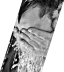Mann, der sich mit den Händen Wasser das Gesicht wäscht